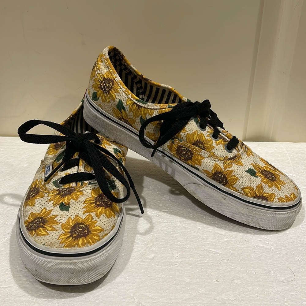 Vans sunflower design lace up sneakers size 6.5 W / 5.0 M